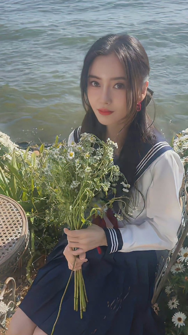 33岁baby穿水手服捧花扮嫩咧嘴笑俏皮可爱2