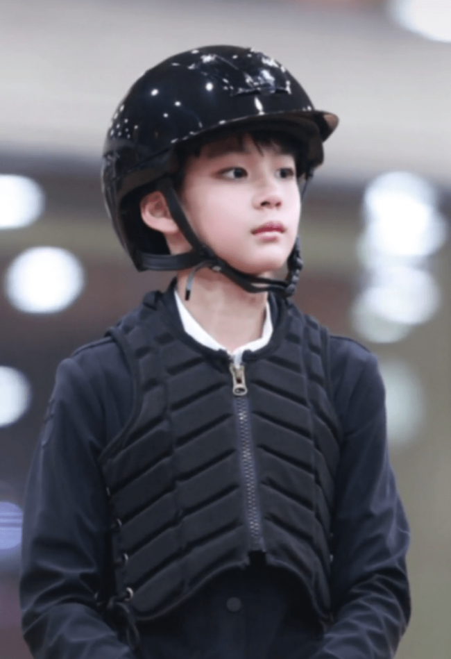 曹颖晒和儿子骑马照儿子大眼睛天鹅颈比女神还美