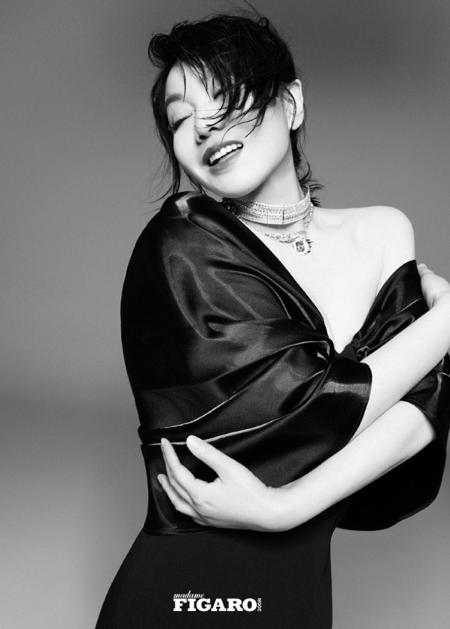 闫妮携女儿登时尚杂志 穿母女装相拥而笑