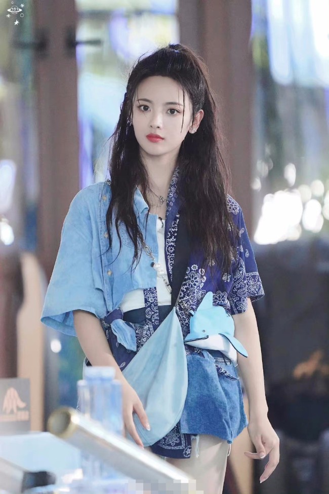 杨超越海边照曝光装扮清凉甜美可人