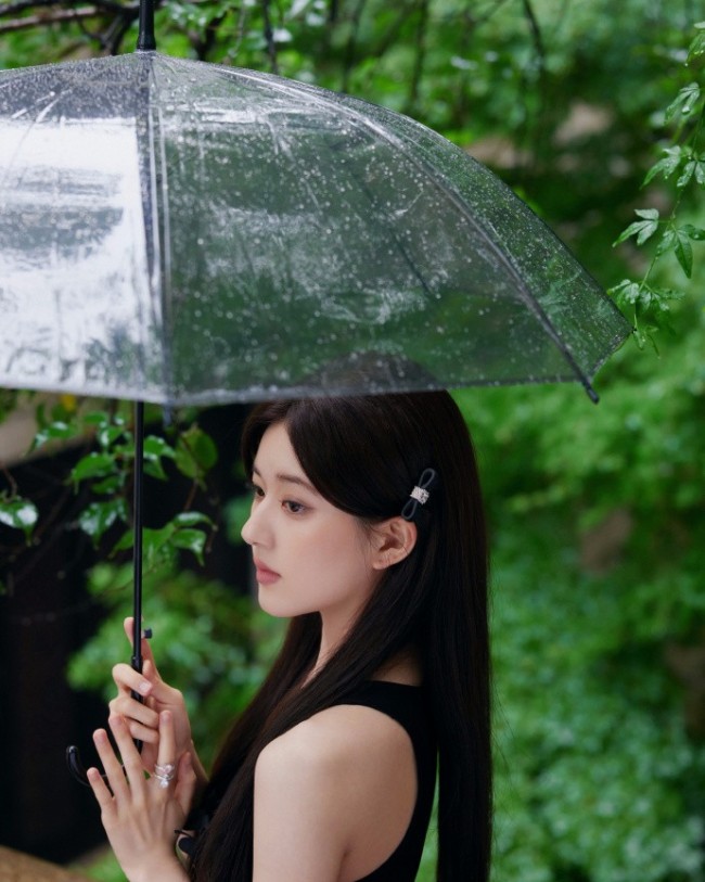 赵露思雨后江南大片释出在林间撑伞好清新