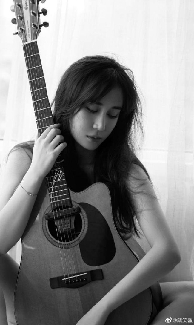 戴笑盈曾在社交平台上晒出过儿子和女儿,并为孩子创作过歌曲,但老公