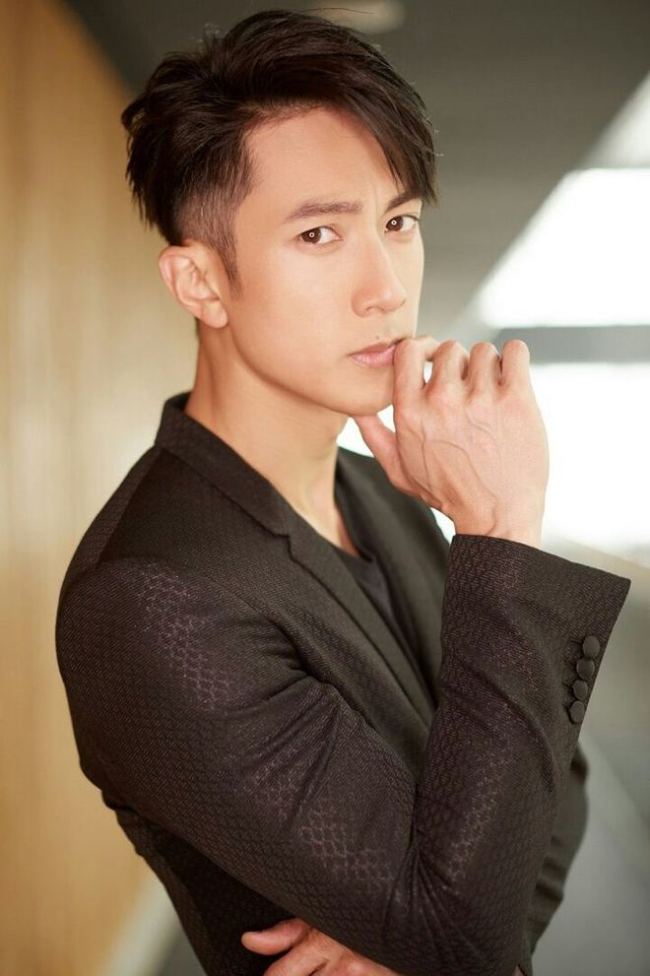 吴尊晒全家度假出游照12岁女儿身高直逼妈妈