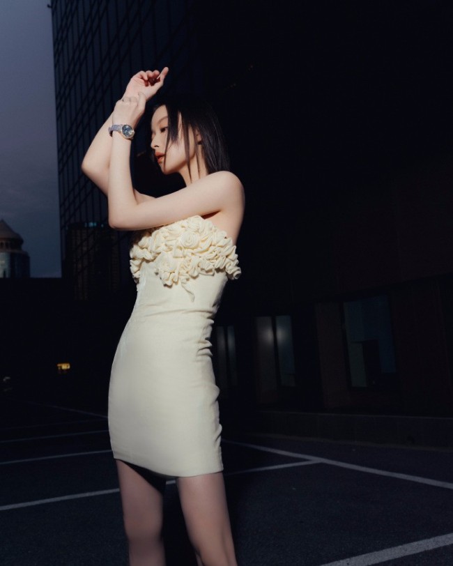 倪妮穿白色抹胸短裙亮相配短靴又甜又飒