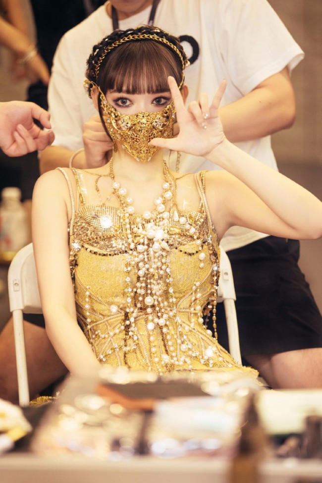 哇哦!程潇蒙面造型花絮照释出 神似吉巴罗好魅惑