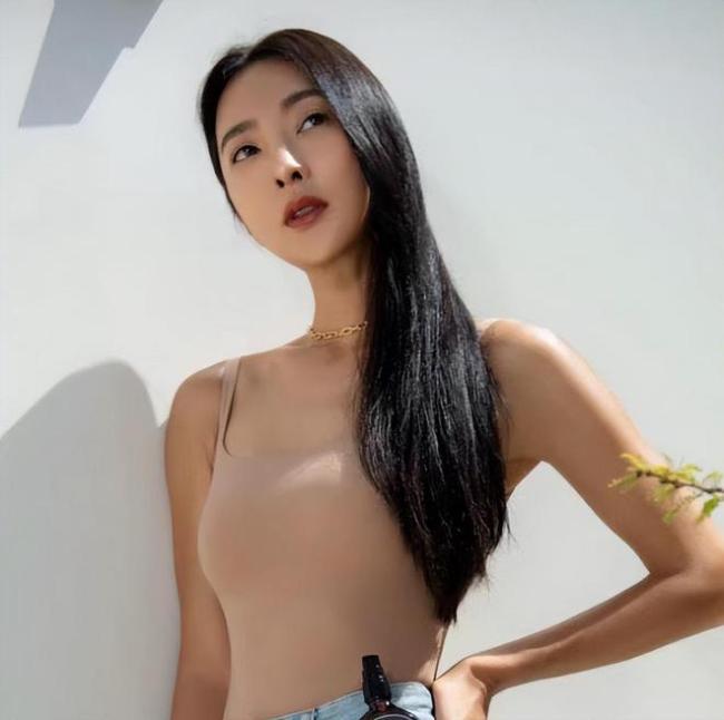 曹格娇妻穿肉色紧身衣拍照紧绷贴身凸显时尚感