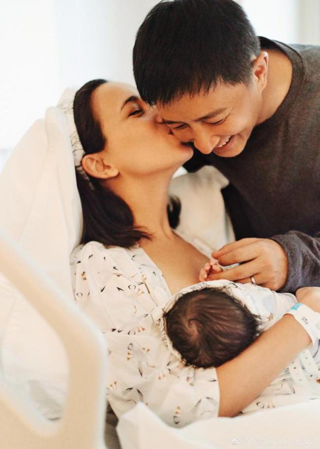 韩庚卢靖珊晒照官宣女儿出生：你好我们的宝贝