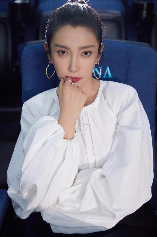 李冰冰《平凡英雄》饰演乘务长用眼神传达情绪