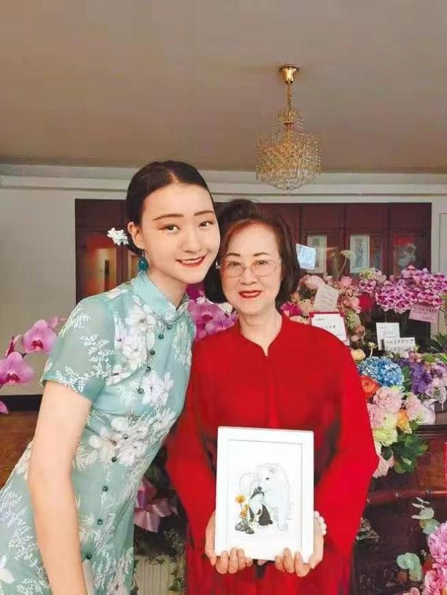 84岁琼瑶携孙女出席活动祖孙二人颜值似复刻2