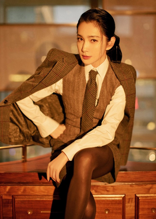 李冰冰穿帅气西装率性利落眼神坚定气场足2