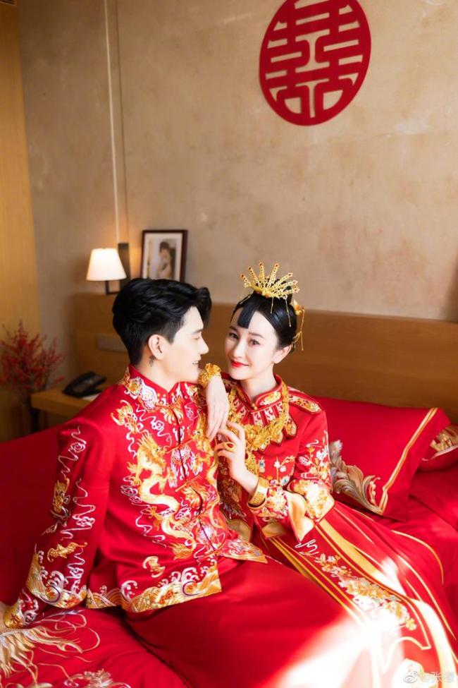 董力晒张檬金恩圣婚礼现场照称献出自己婚庆首演