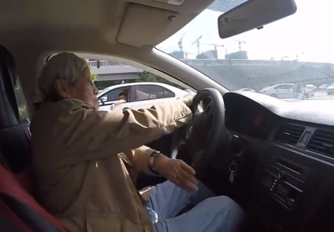 是爱情啊！95岁老伯为载老伴学开车已过科目一