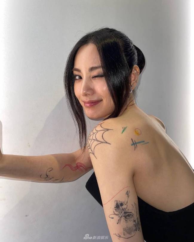 韩国新生代女星林珍娜大秀纹身 极具个性难掩性感
