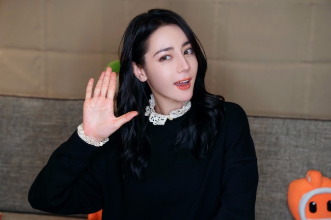 热巴新照暖意十足穿蕾丝边黑衣笑容甜美