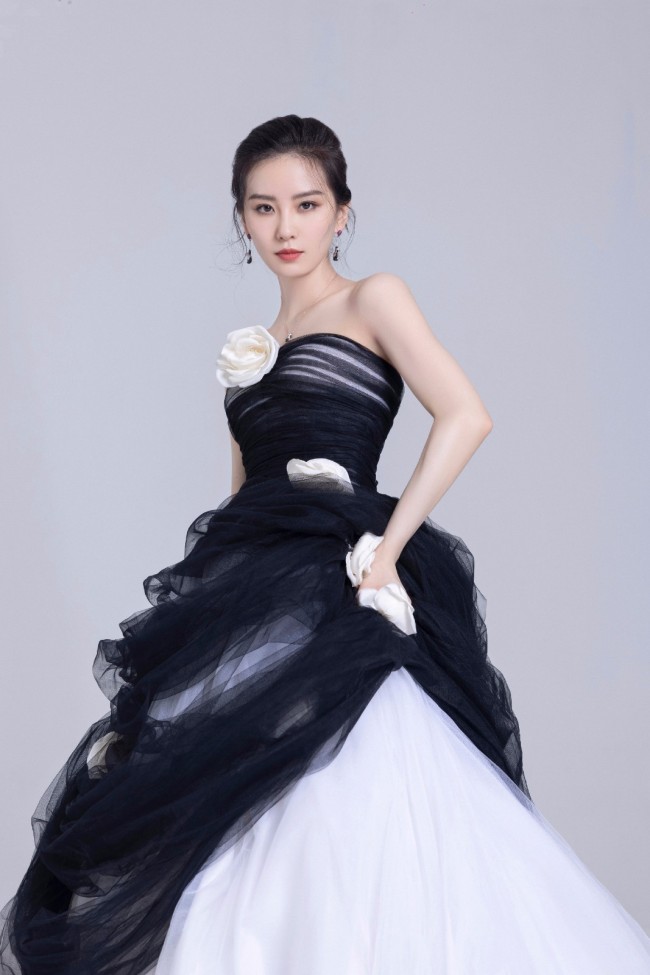35岁刘诗诗穿花朵抹胸蓬蓬裙秀天鹅颈姿态优美