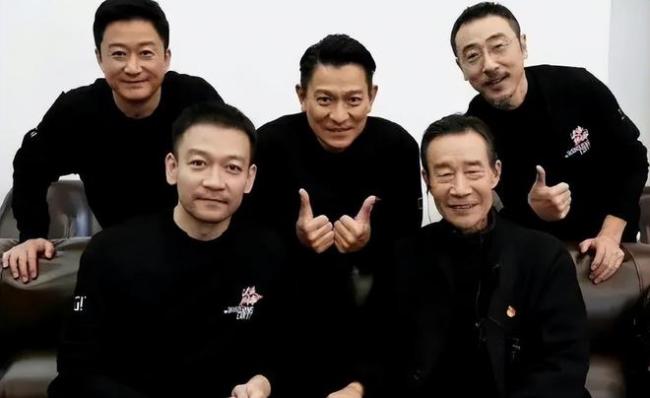 吴京和众多大佬喝酒聚会张涵予抽雪茄好霸气2