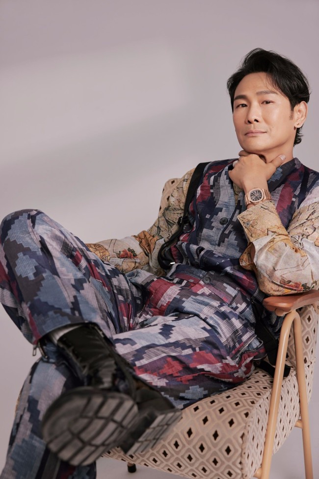 杜德伟印花风写真释出成熟优雅气质尽显