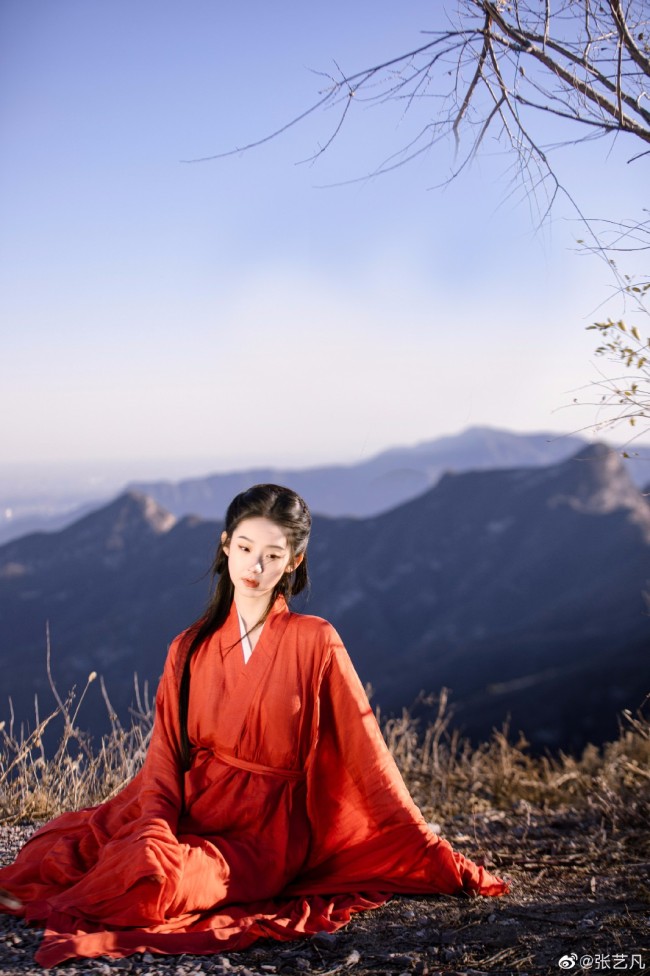 張藝凡古風造型像畫中人 著紅衣執傘走山川