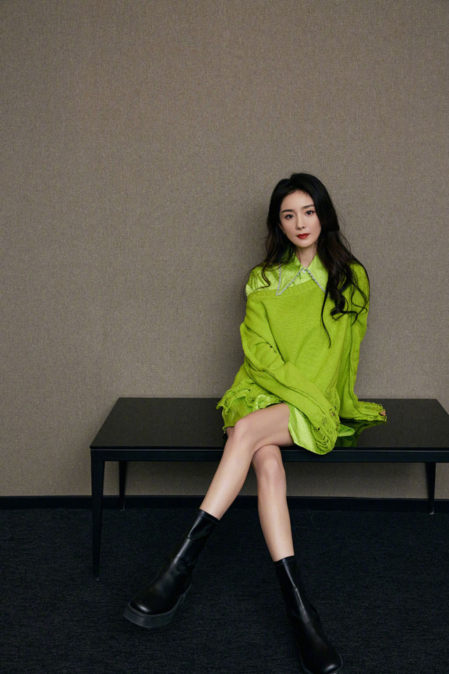 好腿!杨幂鲜绿色穿搭点亮寒冬 身材纤细秀大长腿