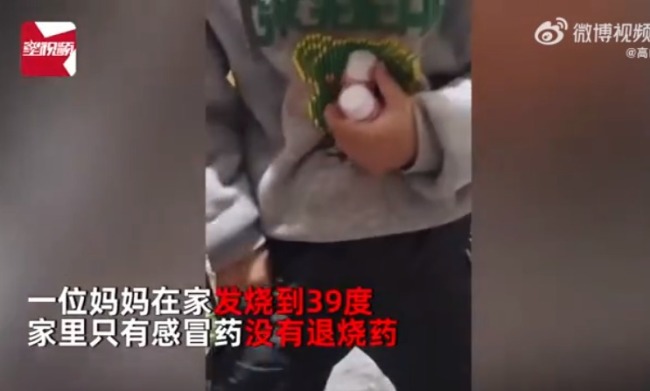 真是好大兒！男孩用全套奧特曼卡為媽媽換退燒藥
