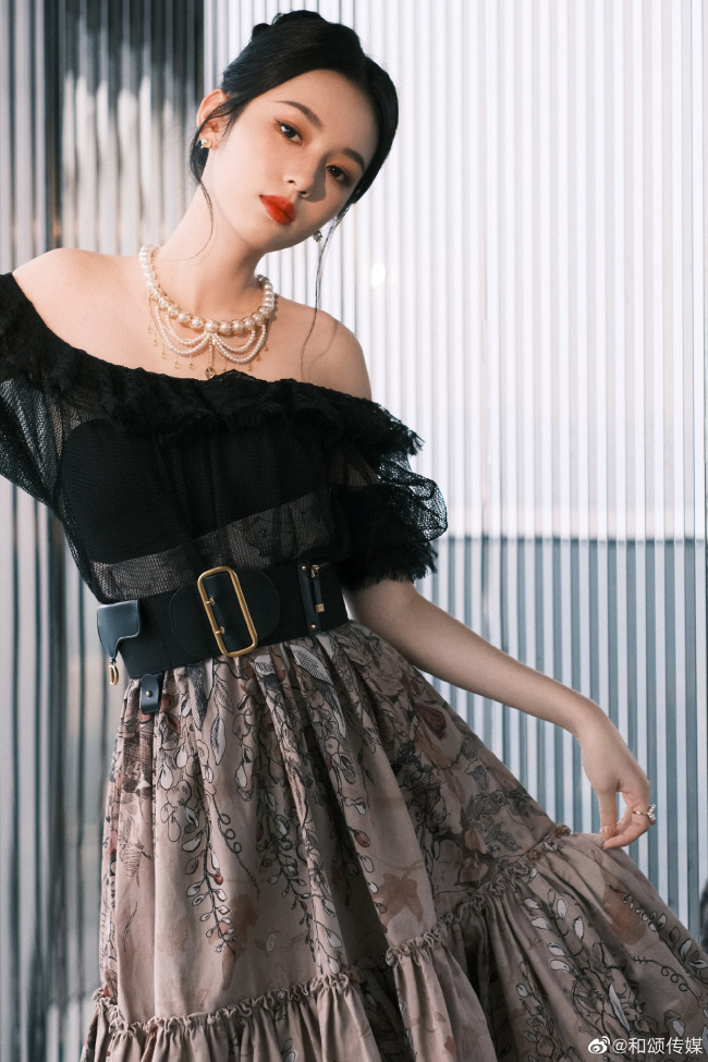 周也穿一字领裙露香肩妆容精致颜值超扛打