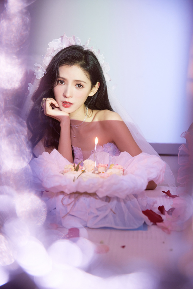 张予曦仙女风生日照穿抹胸裙戴头纱很娇美