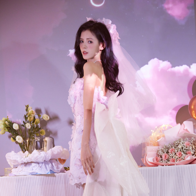 张予曦仙女风生日照穿抹胸裙戴头纱很娇美