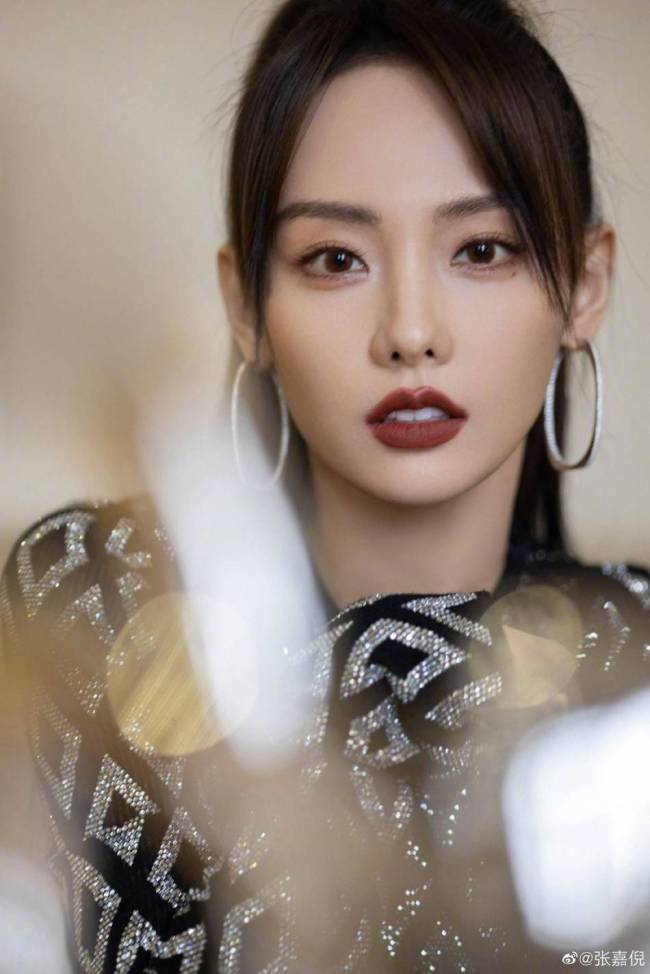 甩掉男人更精彩！张嘉倪大秀小蛮腰魅力猛增