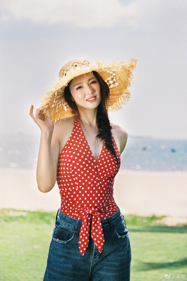 董璇在海边度假 穿露背装享受日光浴
