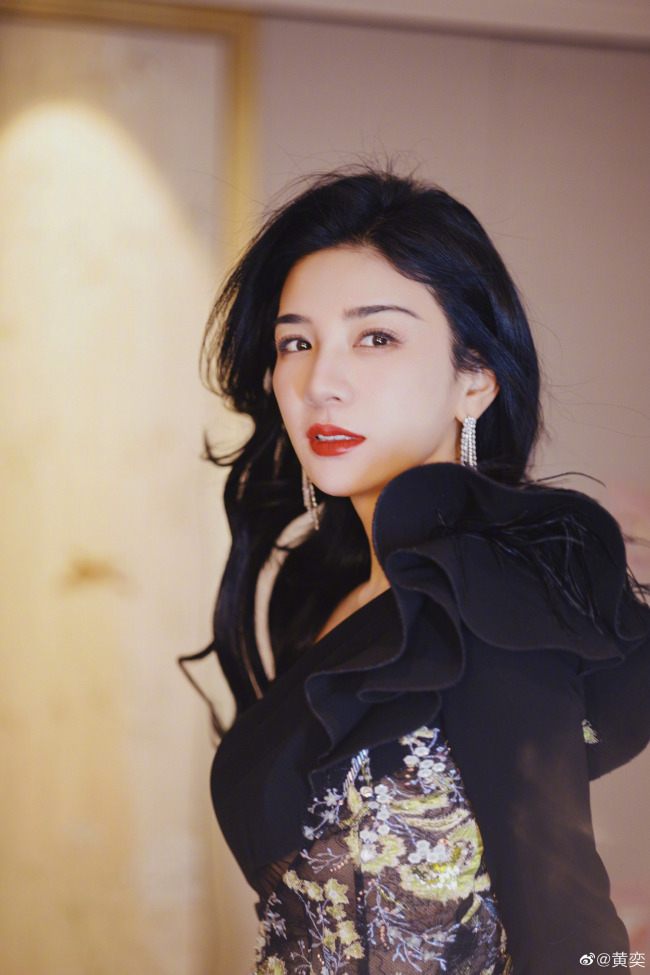 黄奕穿刺绣裙勾勒完美曲线抹红唇气场全开3