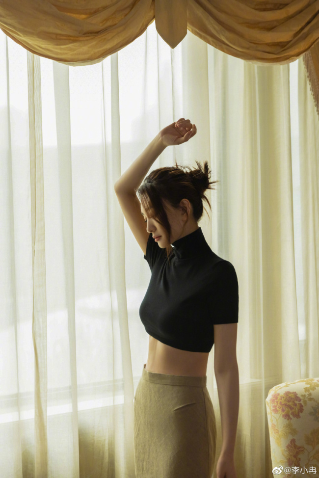 姐姐鲨我!李小冉穿紧身衣露小蛮腰曲线迷人