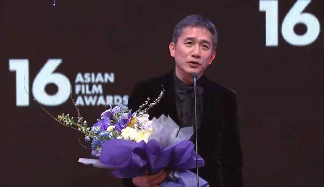 第16届亚洲电影大奖获奖名单 刘嘉玲给梁朝伟颁奖
