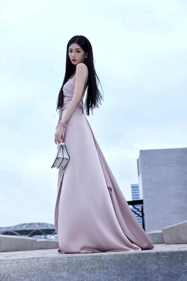 程潇孔雪儿穿同一件礼服 是风格迥异的美没错了_娱乐频道_中华网