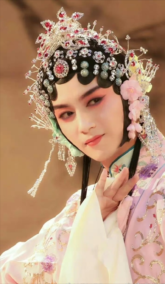 陈晓新剧再次穿女装 网友：这是给了陈晓多少钱？  
