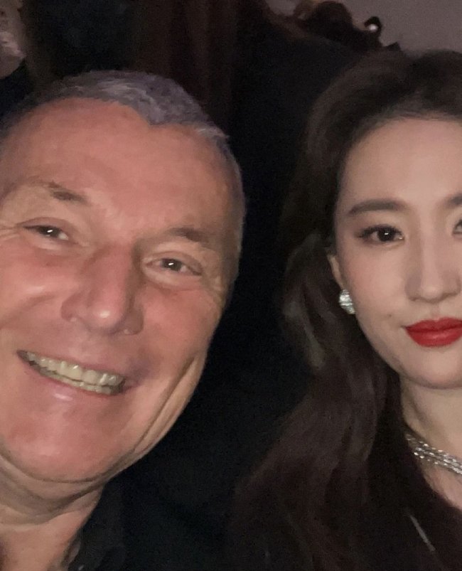 刘亦菲晒与宝格丽CEO合照 妆容精致红唇吸睛