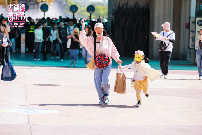 太湖湾音乐节10万乐迷嗨翻 15亿曝光成“顶流”