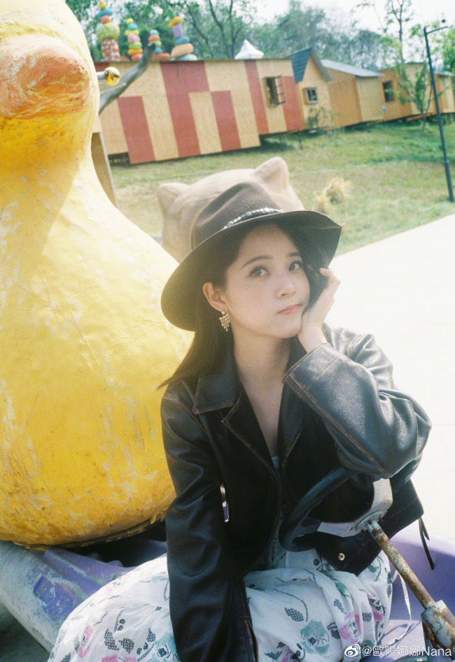 欧阳娜娜穿花裙配皮衣 对镜wink俏皮可爱