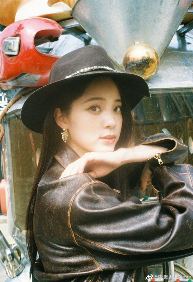 欧阳娜娜穿花裙配皮衣 对镜wink俏皮可爱