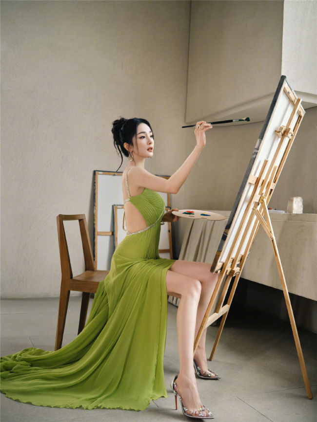 杨幂优雅亮相voguefilm活动绿裙盘发造型明媚浪漫2