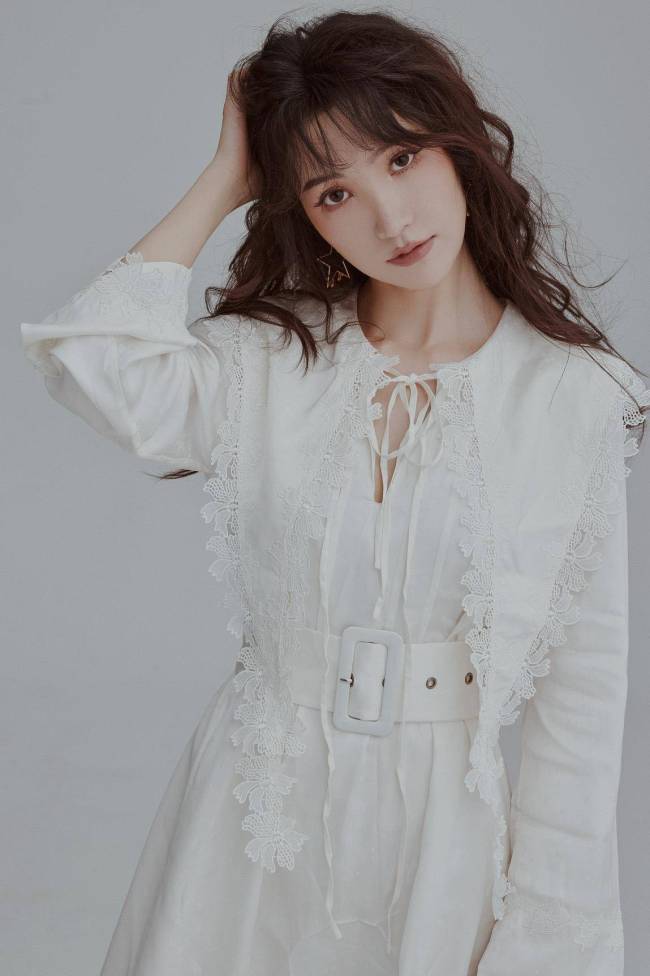 卢彩艺纯欲风写真曝光 《南洋女儿情》出演悲情女孩人生