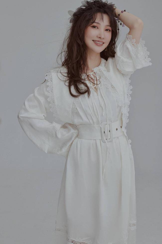 卢彩艺纯欲风写真曝光 《南洋女儿情》出演悲情女孩人生