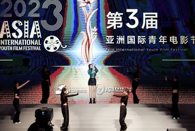 葛美含亮相亚洲国际青年电影节 炸裂开唱