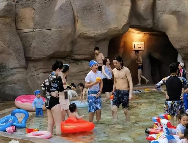 不敢信！婷身有網友拍到向佐和郭碧婷帶小孩到水上樂園游玩。不敢<br/></p><p class=
