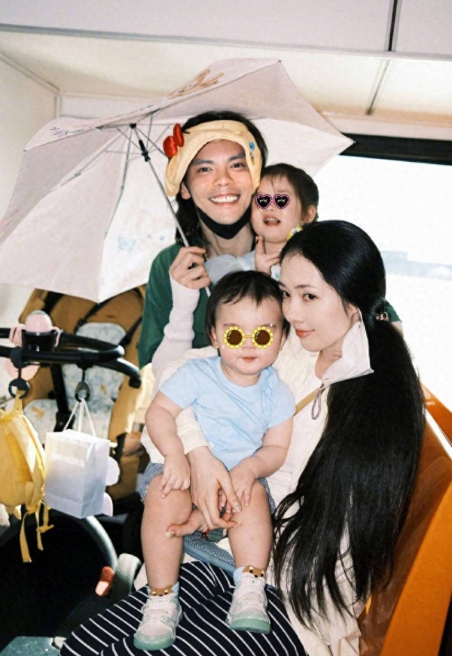 向佐郭碧婷游西湖被偶遇夫妻俩抱娃散步悠闲惬意3