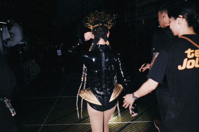 蔡依林福州演唱会献惊喜 迷人粉羽毛蛋糕裙曝光