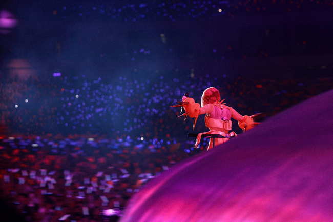 蔡依林福州演唱会献惊喜 迷人粉羽毛蛋糕裙曝光