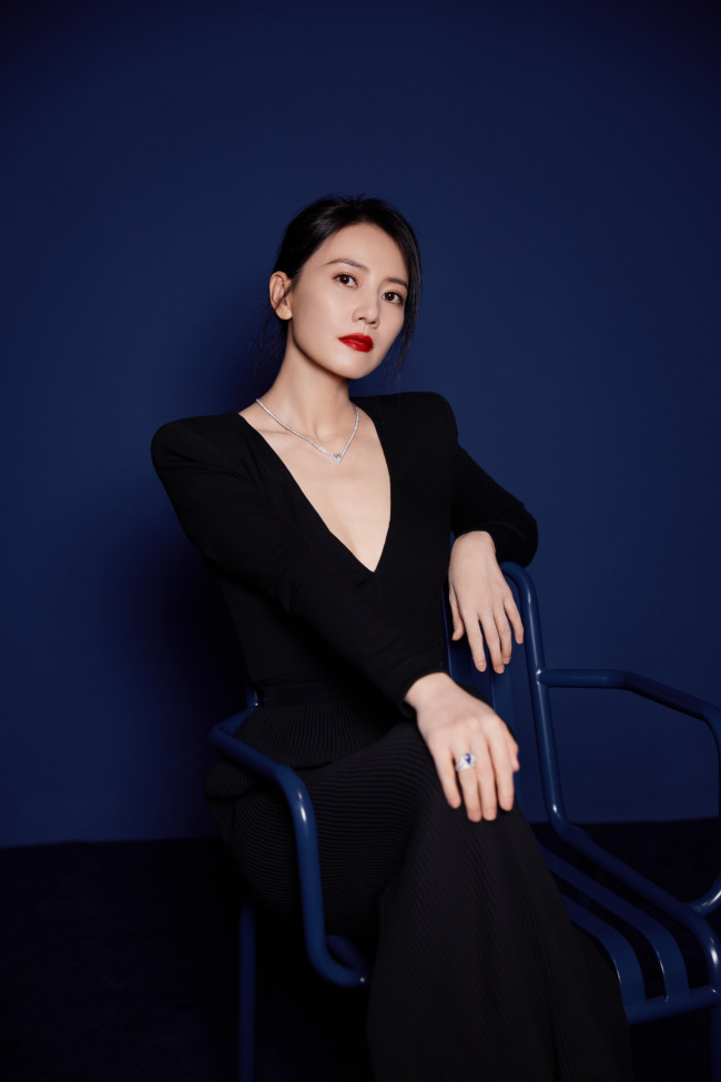 高圆圆深v黑装戴珠宝优雅迷人魅力满分3