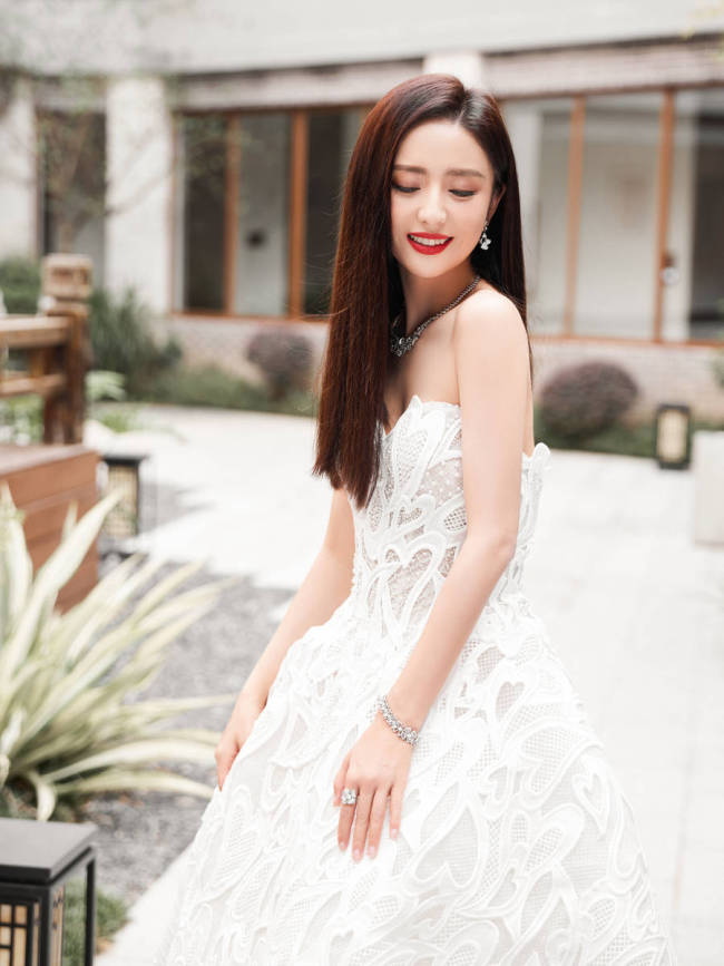 佟丽娅穿抹胸裙秀美背气质慵懒迷人