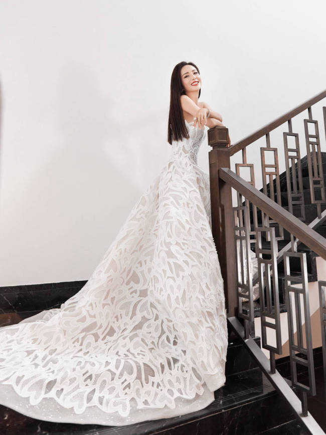 佟丽娅穿抹胸裙秀美背气质慵懒迷人2