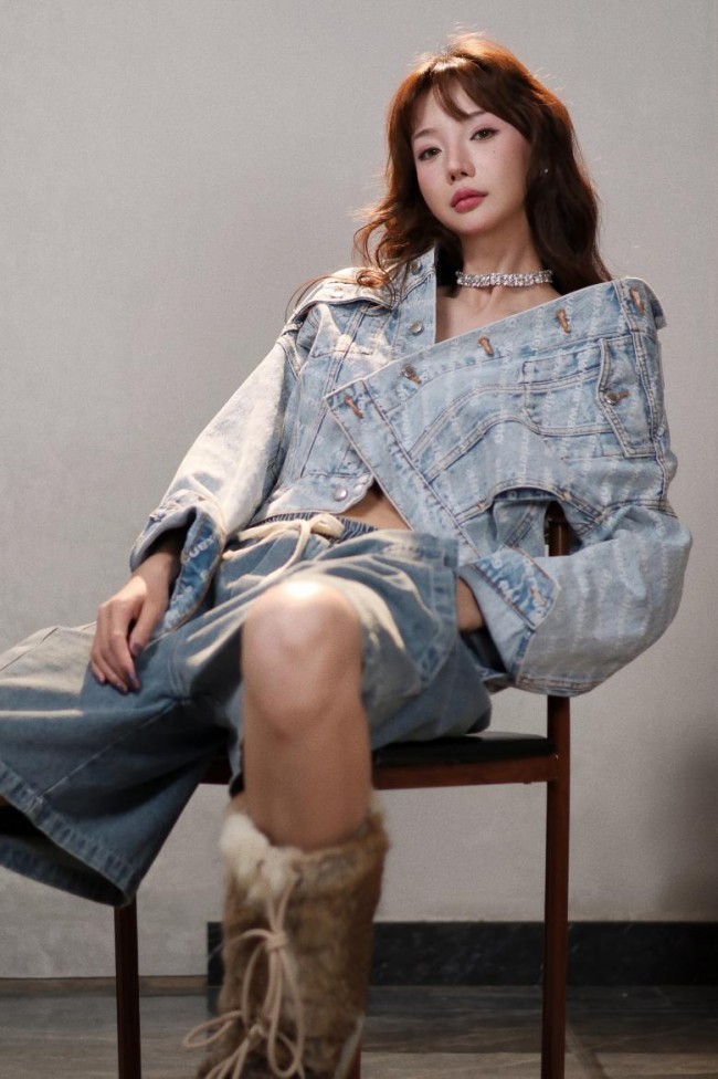 郑雅文写真露出 “黑白天鹅”的极简主义碰撞